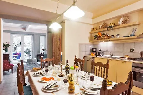Via Dei Fossi Apartment Florence